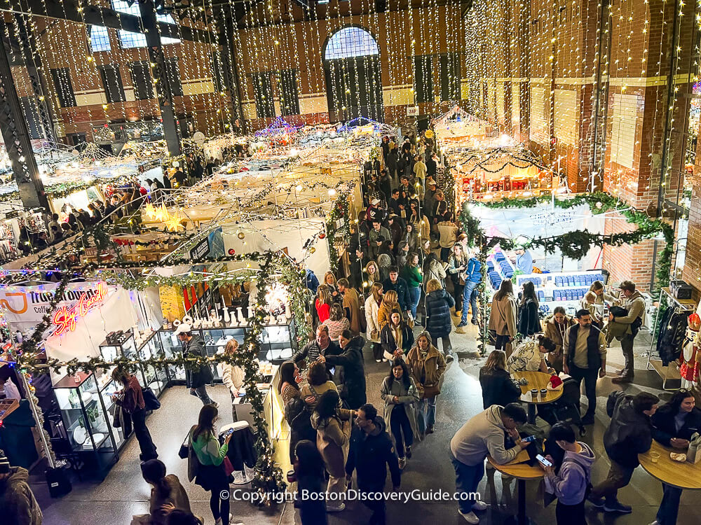 https://www.boston-discovery-guide.com/image-files/x1000-xmas-sowa-from-above.jpg.pagespeed.ic.uhKnjepK83.jpg